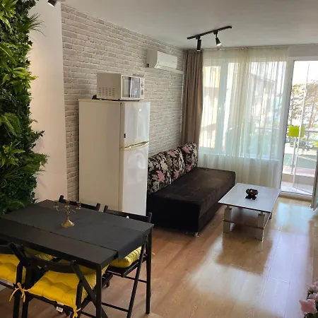 Floral, First Sea Line Coast Apartman *